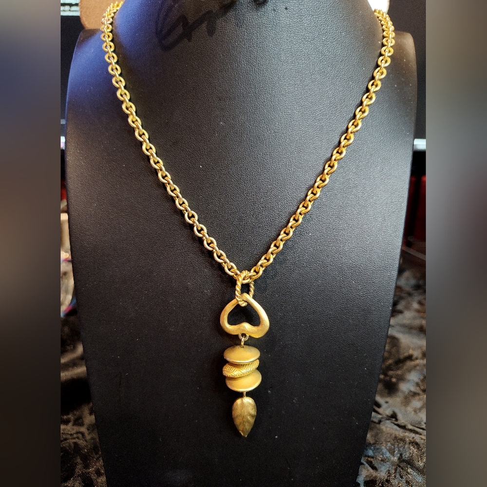Vintage Liz Claiborne Matte Finish Gold Tone Necklace. Absolutely Gorgeous!